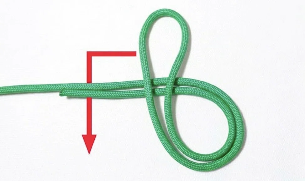 ロープを折り返して8の字の形を作るエイトノットの結び方ステップ1