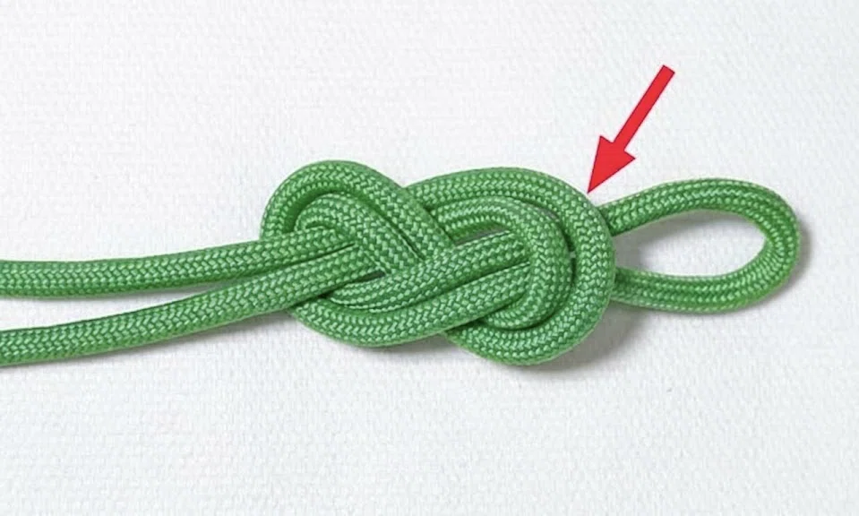 ロープのねじれを整えて強度を高めるエイトノットの結び方ステップ3