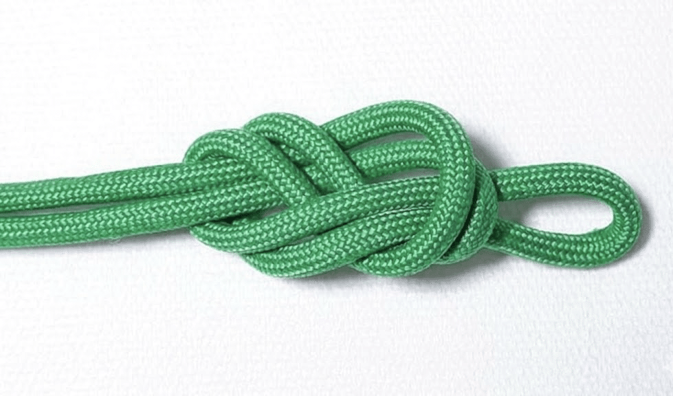ロープを均等に引いてしっかり固定するエイトノットの完成形