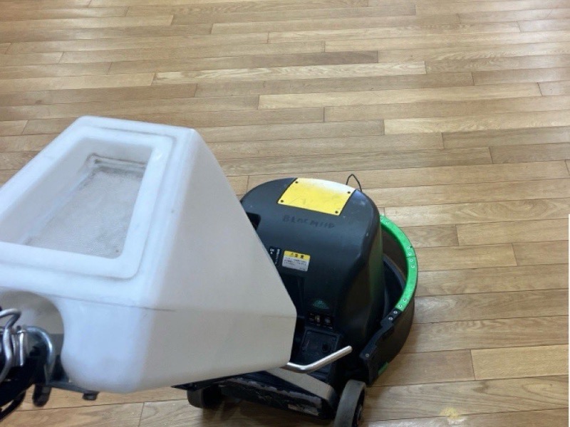 800平米の広範囲を効率的に洗浄する大型ポリッシャー操作の様子。