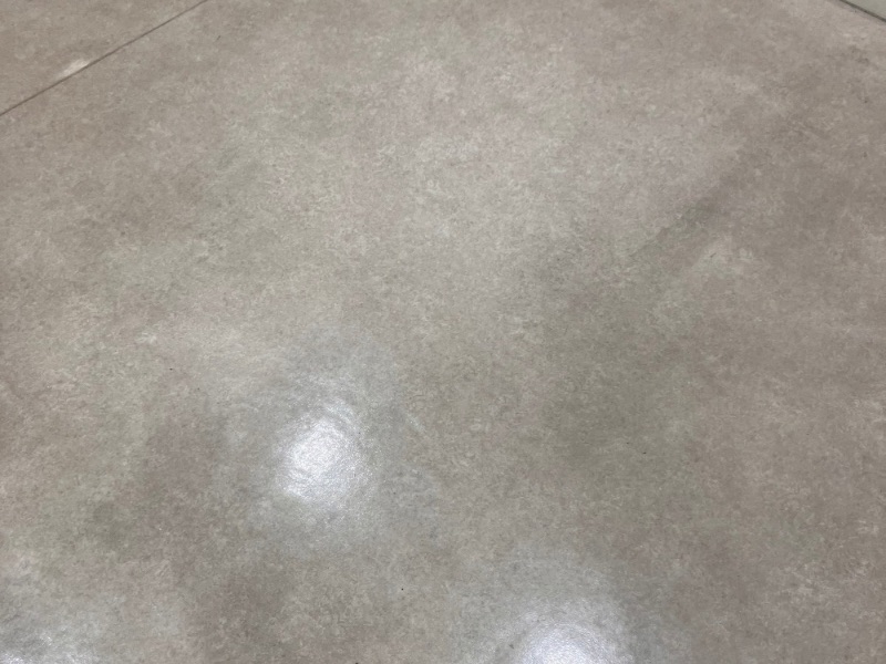 清掃前の公共施設の床。ワックスが剥げ、全体的に光沢を失った状態。