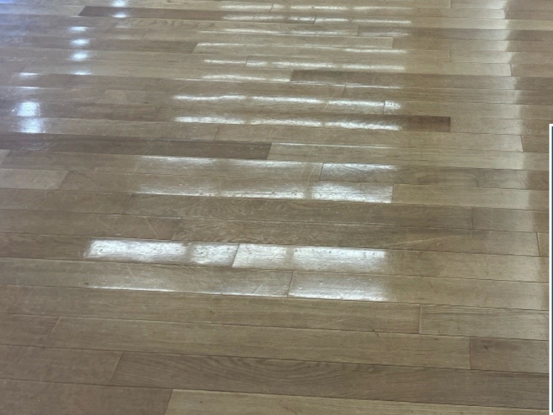 廊下の端に蓄積した黒ずみとヒールマークの接写。