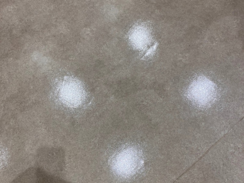 ポリッシャー洗浄とワックス塗布後の床。均一な光沢が戻り、室内が明るくなった様子。