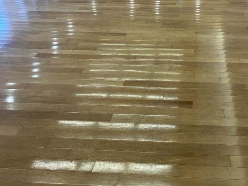 2層塗りの高濃度ワックスにより、窓の光が床に反射するほど回復したロビー。