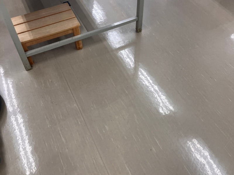 バフ研磨（バーニッシング）後の床。ワックス単体よりも鋭い光沢と平滑性を実現。