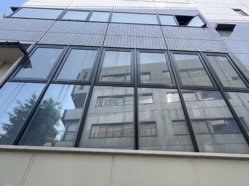目白の建物2階ガラスに付着した水垢・スケール汚れの施工前状態