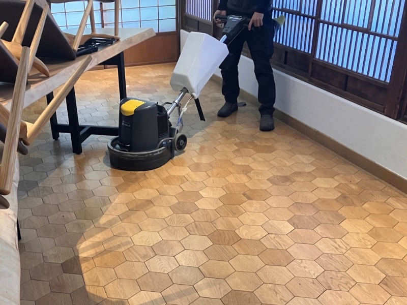 四万温泉の施設でポリッシャー洗浄を行う作業風景