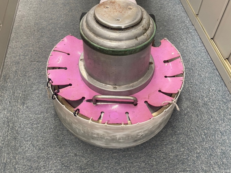 荒川区のオフィスでカーペットのシミ抜きを施工中の様子