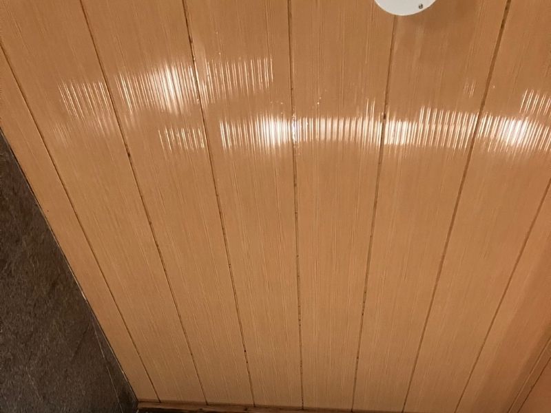 カビ専用の洗剤を使用し、壁を徹底クリーニング