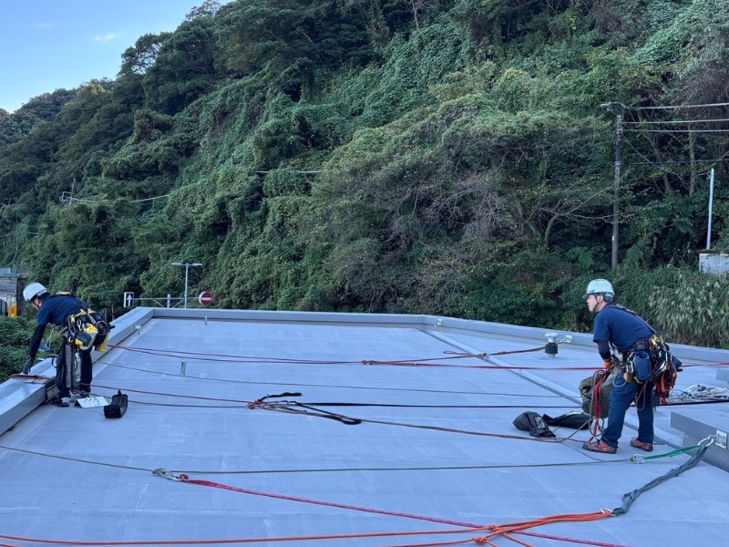 静岡県熱海のホテル高所ガラス、塩害汚れ施工前の様子。ロープ作業で安全に研磨した事例。