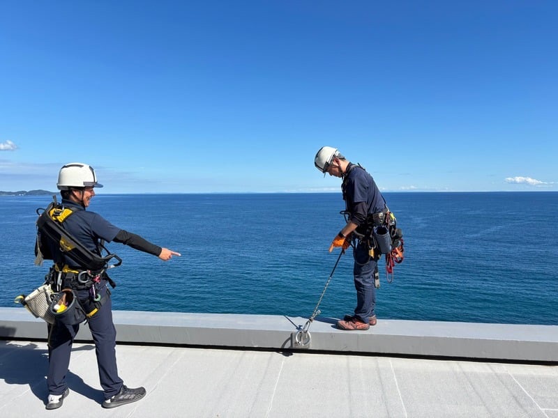 高所ガラス作業のためのロープセット、指差し確認中の様子