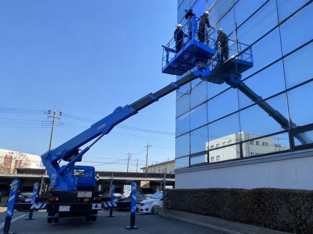 高所作業車を使用したオフィスビルの高所ガラス清掃