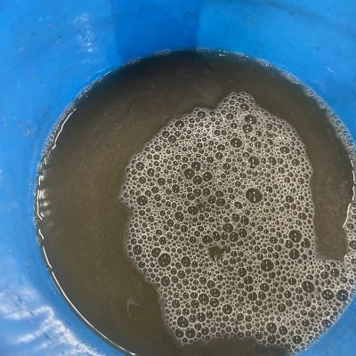 エアコンクリーニング後に出た汚水。内部に溜まっていたカビやホコリが洗浄によって排出された様子。