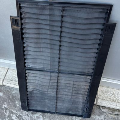 清掃後の業務用エアコンフィルター。汚れが完全に除去され、通気性が回復した清潔な状態。