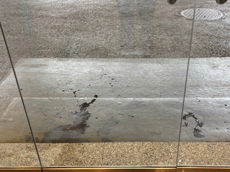 再生研磨によって焼けが消え、視界がクリアになったロビーの窓