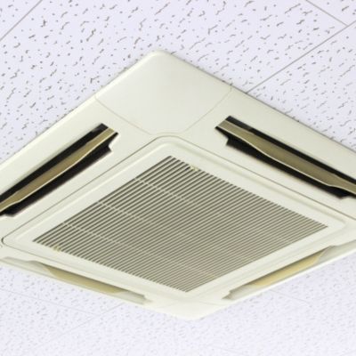 天井に設置された業務用エアコン本体。内部のカビや汚れは定期的な分解洗浄で清潔に保つことが重要。