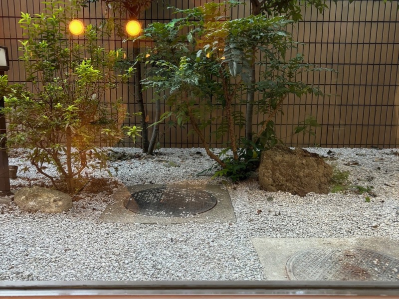 ガラス再生研磨後に庭園が見えるようになった藤岡市の大浴場ガラス