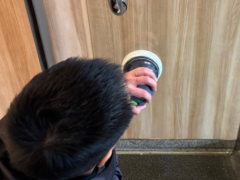 ガラス再生研磨で表面の曇りを消し、高い透明度を復元する職人の技術