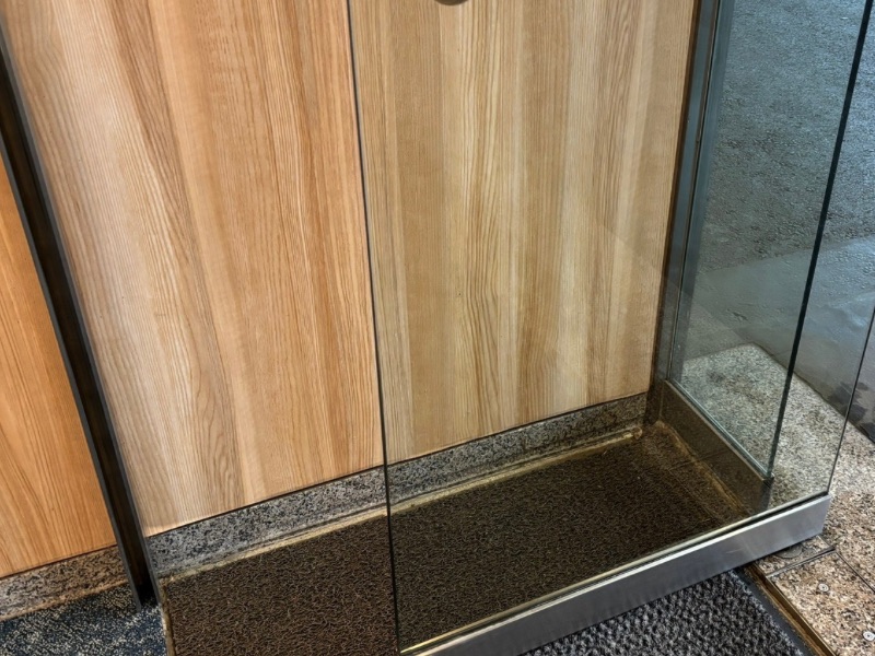 再生研磨後の透明感を維持するため防汚コーティングを施したガラス面