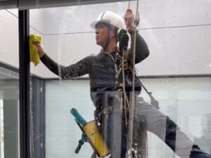 高所ガラス再生研磨後の仕上げ清掃作業