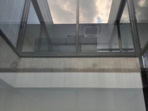 高所ガラス再生研磨後に透明感が回復した窓ガラス