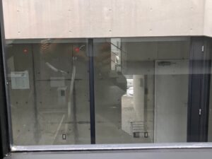 水垢除去後に視界が改善した高所ガラスの状態