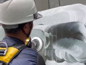 高所ガラスの水垢除去を行う再生研磨作業の様子