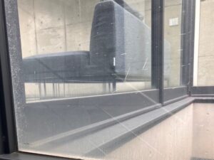 通常清掃では除去できない水垢汚れが付着した高所ガラス