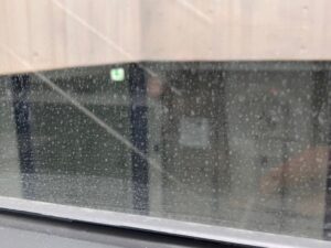 高所ガラスに固着した水垢の施工前状態
