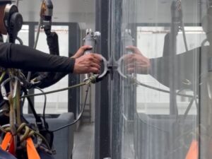 ロープアクセス工法による高所ガラス再生研磨作業