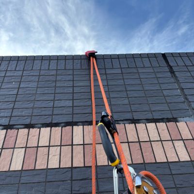 ビル高層部の窓ガラス清掃をロープアクセスで実施。透明感を取り戻した窓面が印象的。