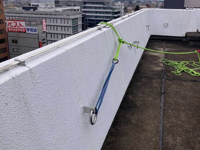 建物の角にロープガードを設置し、ロープの摩耗を防いでいる高所作業の安全対策