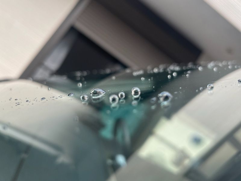 ガラス再生研磨後の窓ガラスに再付着防止コーティングを施工した仕上がり