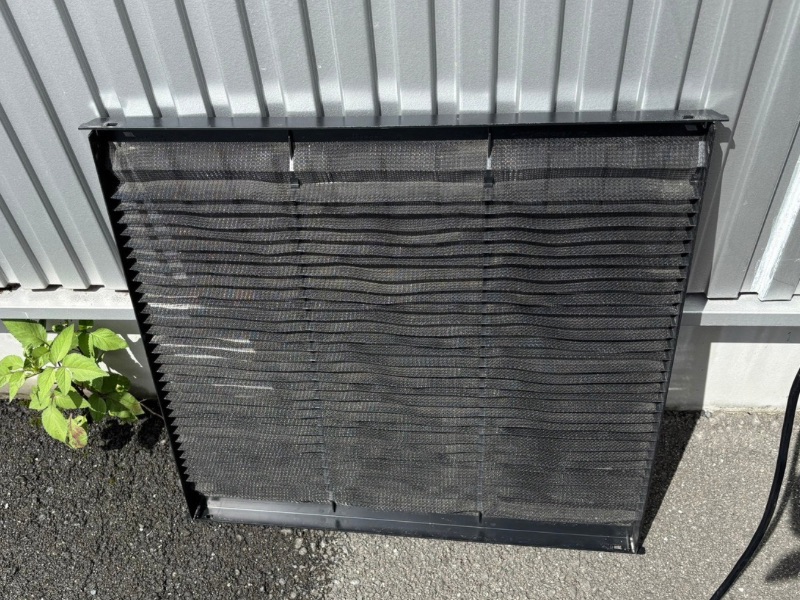 伊勢崎市でホコリが付着したエアコンフィルターの洗浄前状態
