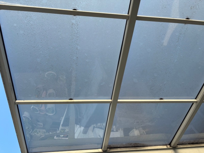 砂ぼこりや雨だれでくすんだ伊勢崎市のカーポート屋根