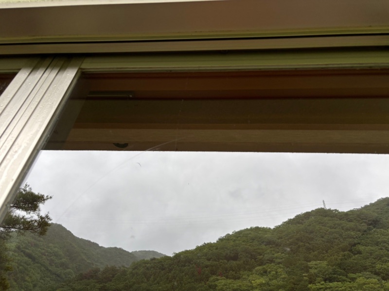鬼怒川の旅館で窓ガラス清掃後に透明感を取り戻したガラス