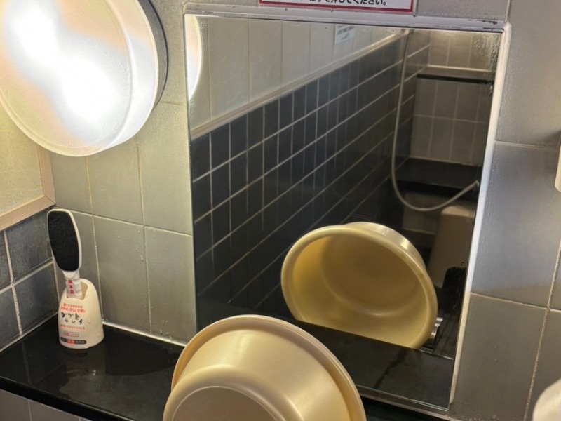 再生研磨によって白いウロコ汚れが除去され透明感が復活した浴室鏡の施工後の状態