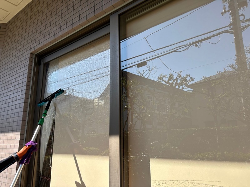 前橋市の公共施設にて、最長10メートルまで伸びる伸縮ポールを使い、地上から高所の窓を洗浄する様子。