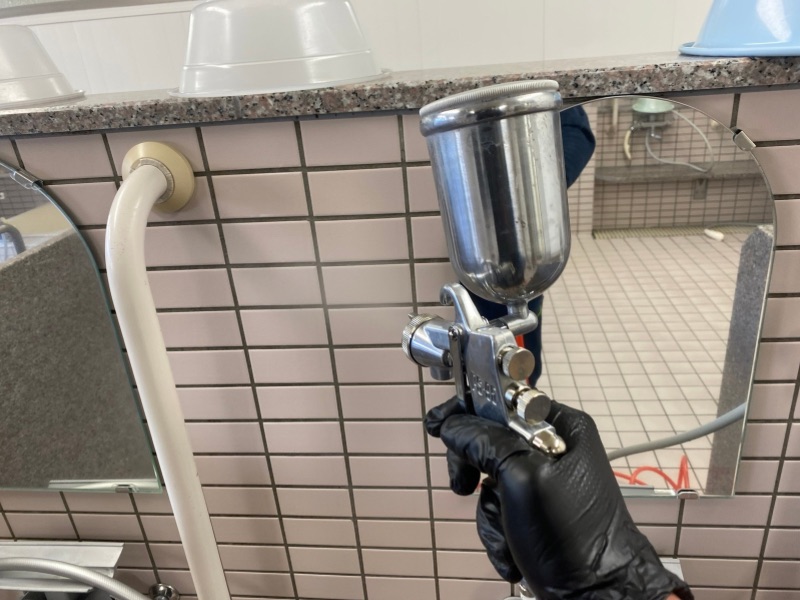 老人ホーム大浴場の手すりへCLEANEST NFE2を施工する作業