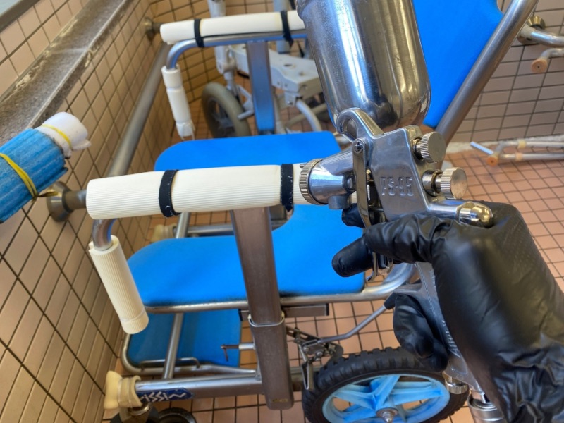 前橋市の老人ホームで浴室用車いすに光触媒CLEANEST NFE2を施工する様子