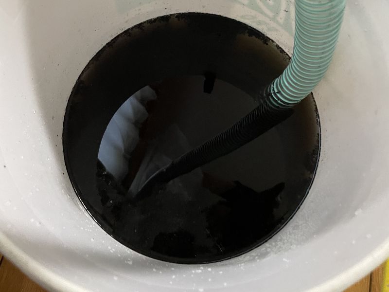 業務用エアコン内部のカビやホコリを高圧洗浄して排出された汚水