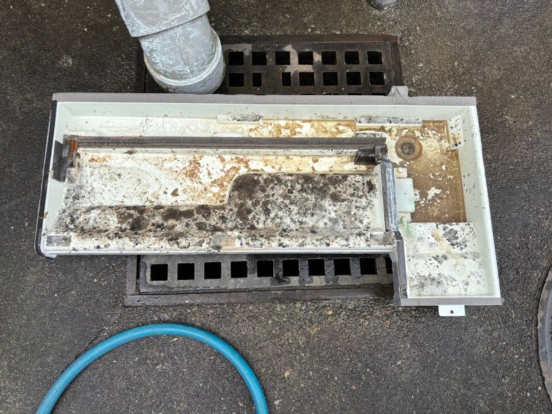 前橋市のオフィスに設置された業務用エアコン内部の洗浄前状態