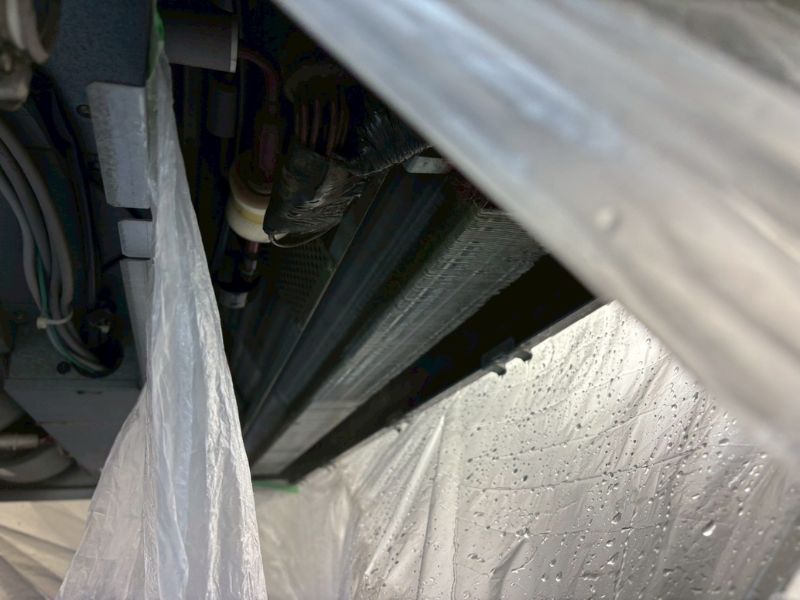 前橋市で業務用エアコン内部を高圧洗浄している作業の様子