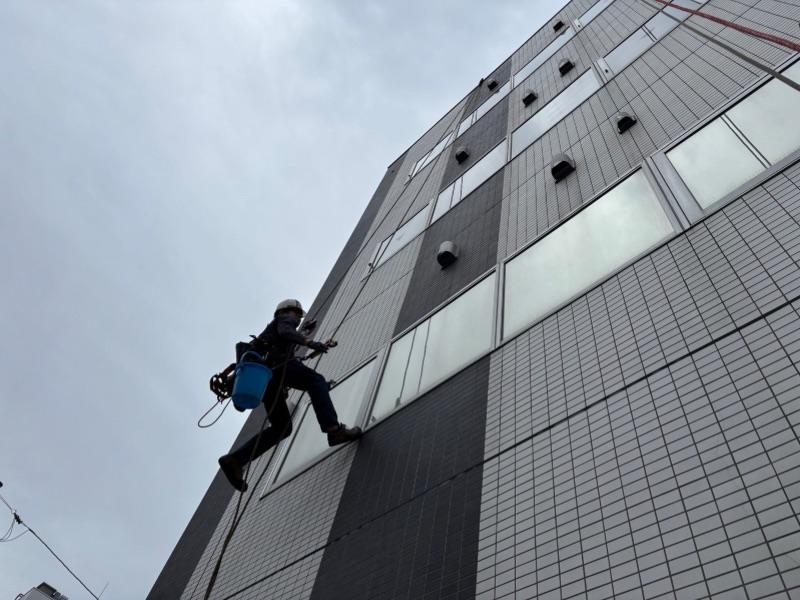 【前橋市】オフィスビルのベント清掃｜ロープアクセスで安全・確実に清掃