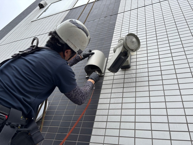 前橋市のオフィスビルでベント（換気フード）を清掃している様子