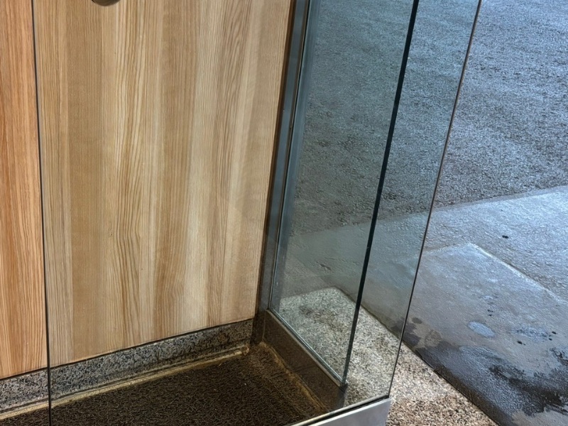 研磨によって平滑になり、周囲の景色が美しく映り込むほど再生されたガラス面