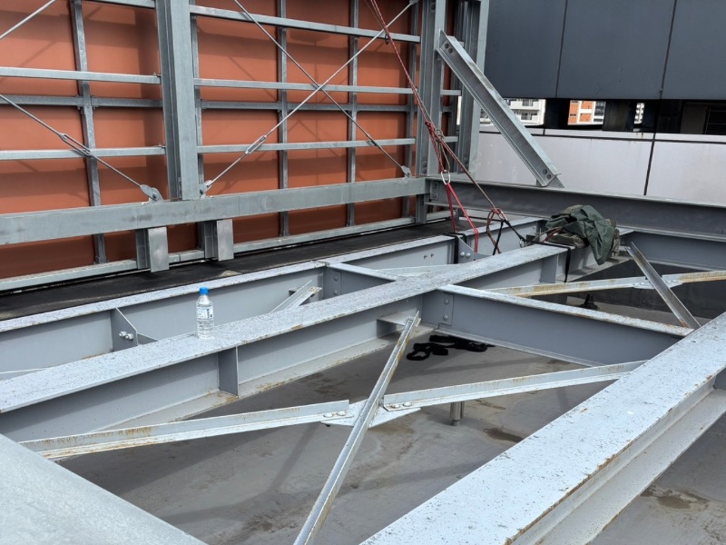 屋上でのライフライン設置。メインロープと独立した安全帯用ロープを二重に固定し、墜落制止用器具を確実に装着。