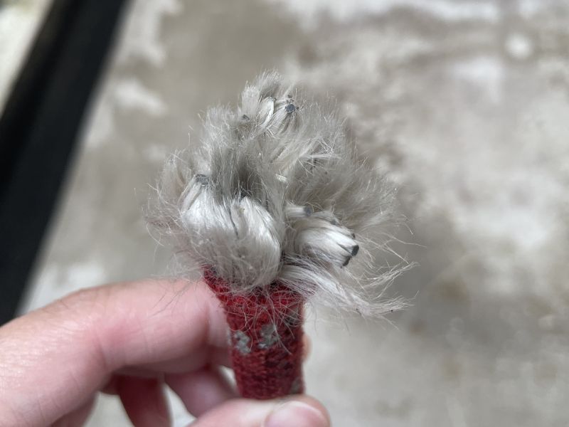 alt="摩耗により内部繊維が広がったロープアクセス用ロープ"
