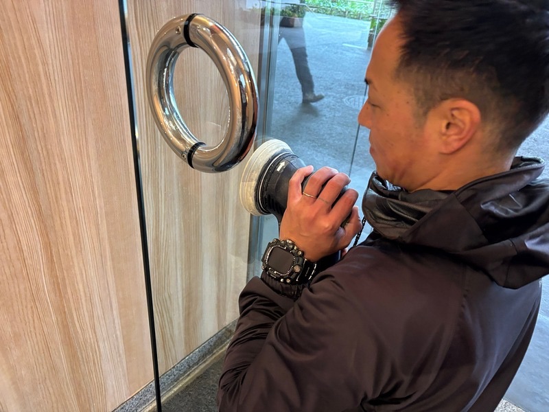 群馬県のガラス研磨業者が旅館のエントランス窓を磨き上げる工程