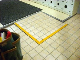 駅や公共施設の階段から先端にカラーUV樹脂を使用、視認性とノンストップ加工
